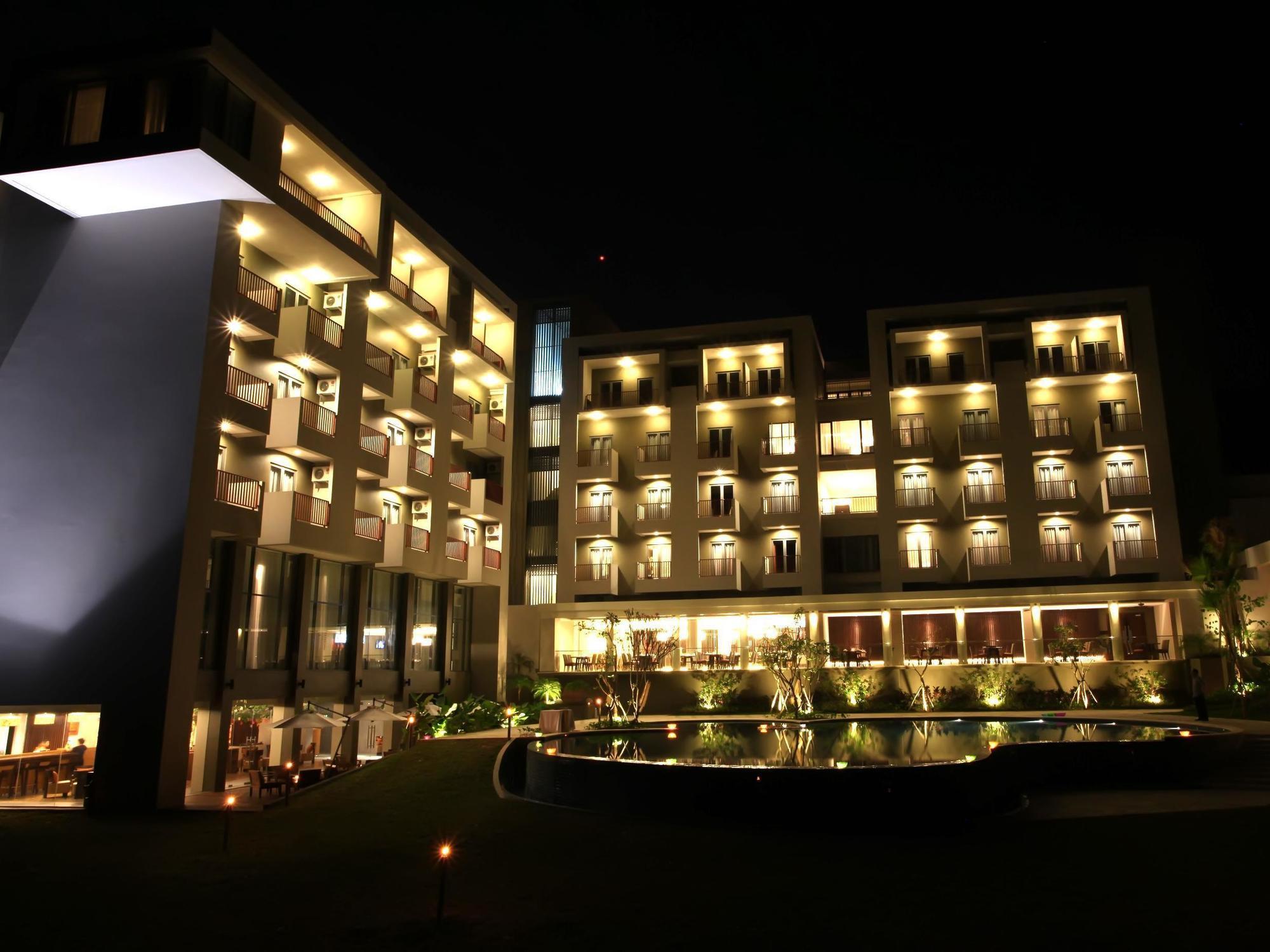 Soll Marina Hotel & Conference Center Bangka Пангкалпинанг Екстериор снимка