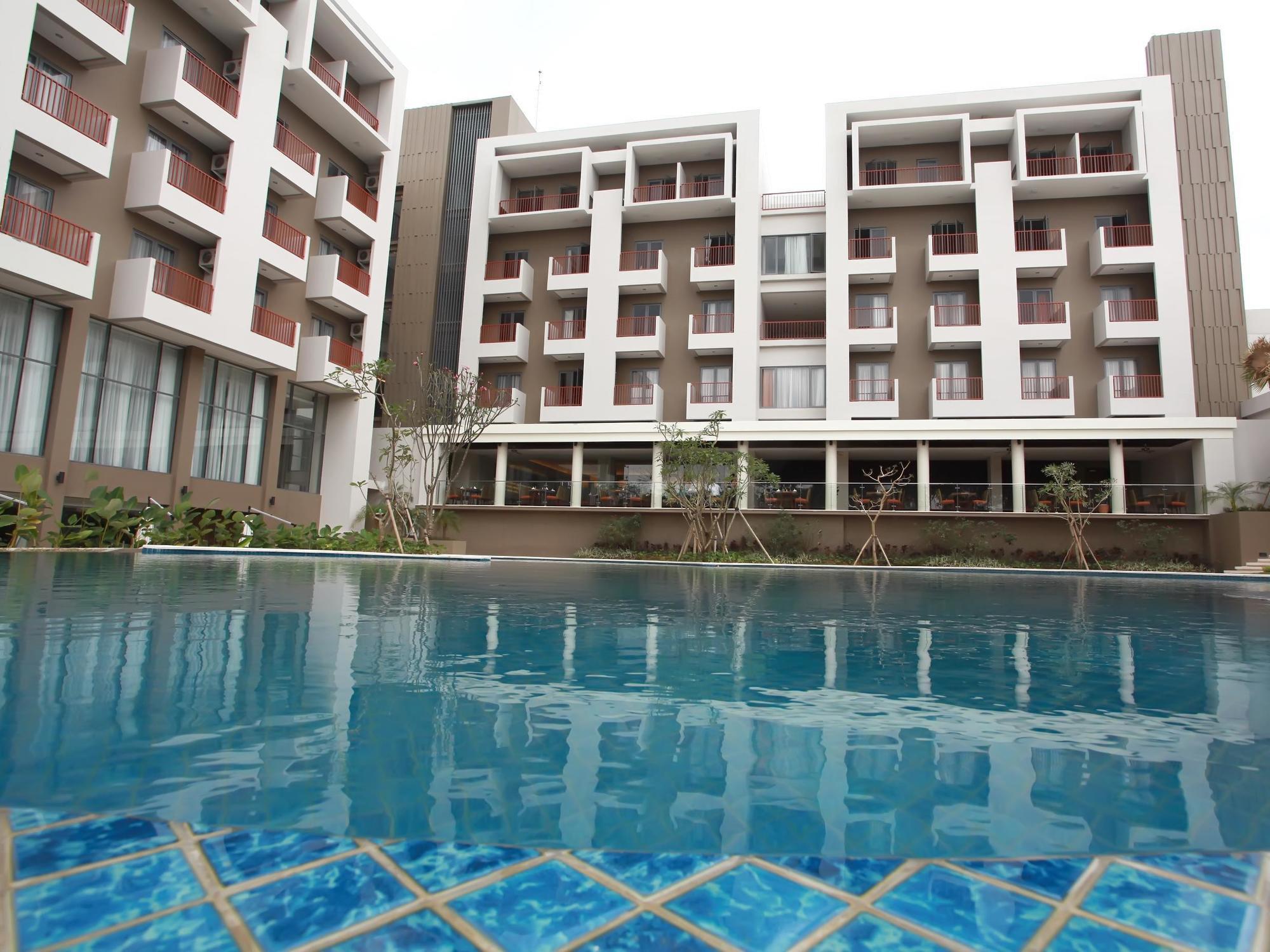 Soll Marina Hotel & Conference Center Bangka Пангкалпинанг Екстериор снимка